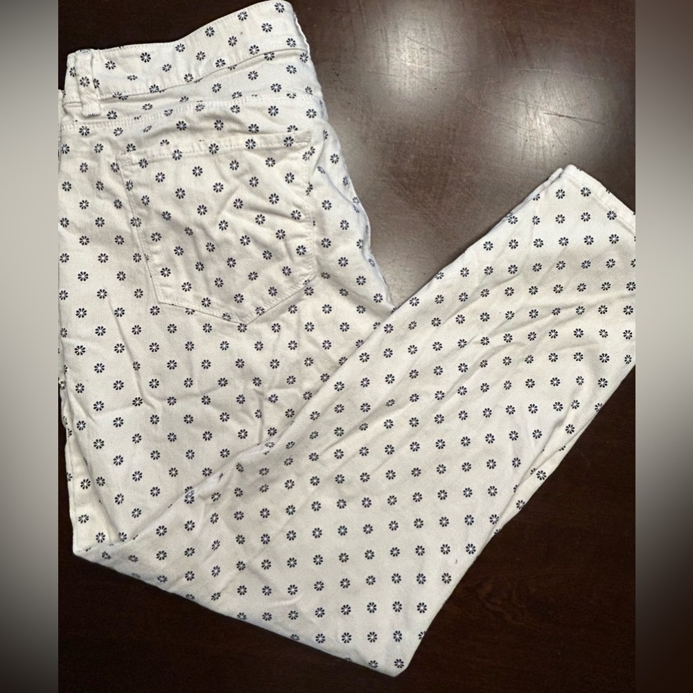 Ann Taylor Straight Leg Curvy Fit Jeans in White with Navy Floral